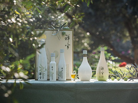 祥宇特級(jí)初榨橄欖油，純手工采摘、精選優(yōu)質(zhì)油橄欖鮮果，用意大利貝亞雷斯全自動(dòng)設(shè)備物理冷榨工藝，在鮮果采摘后8小時(shí)內(nèi)限時(shí)鮮榨而成。