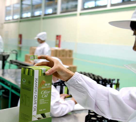 公司國(guó)通“訂單農(nóng)業(yè)”模式，獨(dú)創(chuàng)8小時(shí)限時(shí)鮮榨，從手工采摘、按質(zhì)收購(gòu)、便捷運(yùn)輸、純物理冷榨、充氮低恒溫儲(chǔ)存、灌裝等全程管理，并通過(guò)嚴(yán)格的品質(zhì)控..