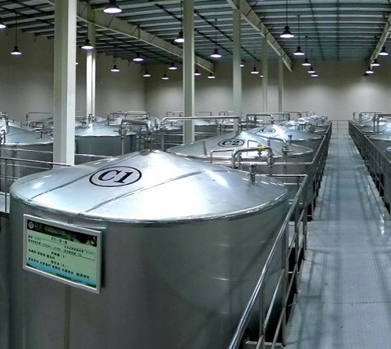 公司擁有都橄欖行業(yè)中亞洲最大的萬(wàn)噸標(biāo)準(zhǔn)化恒溫避光隔氧儲(chǔ)油庫(kù)，具備最佳的15℃-22℃低恒溫儲(chǔ)存環(huán)境。全部?jī)?chǔ)油罐采用食品級(jí)專(zhuān)用不銹鋼制作，采用..